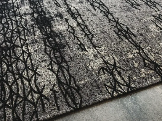 Tappeto Mumbai grigio e nero tessuto in cotone e ciniglia a rilievo di Cattelan Italia