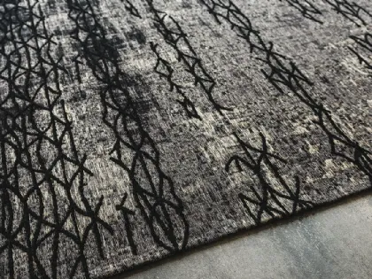 Tappeto Mumbai grigio e nero tessuto in cotone e ciniglia a rilievo di Cattelan Italia