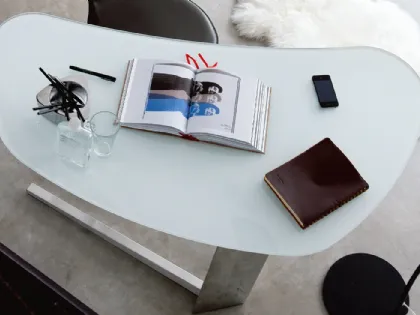 Scrittoio Island con base in acciaio e piano in cristallo temperato verniciato bianco di Cattelan Italia