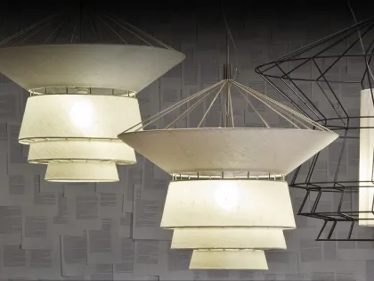 Lampada a sospensione costituita da una griglia tridimensionale in acciaio verniciato parzialmente rivestita in tessuto Bolero di Cattelan Italia