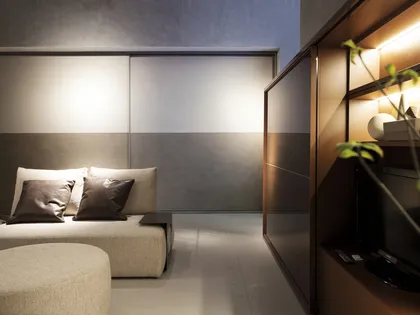 Armadio Scorrevole Cambusa in finitura a contrasto argilla chiara e scura di Fimes