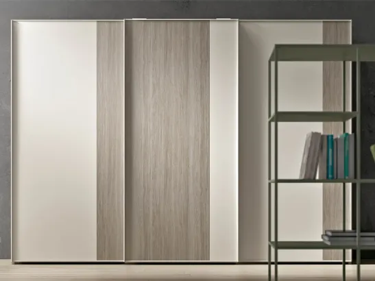 Armadio dal design raffinato in laccato opaco e melaminico Slim Scorrevole di Clever