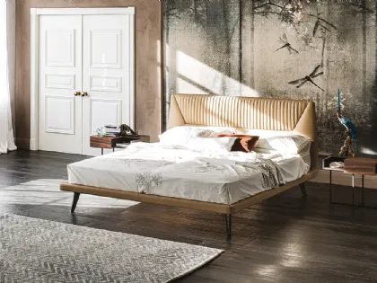 Letto con testiera sagomata imbottita e rivestita in ecopelle Amadeus di Cattelan Italia