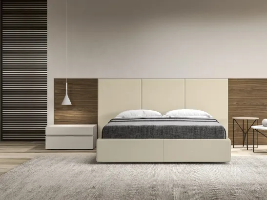 Letto con testiera composta di pannelli boiserie in essenza imbottiti in ecopelle Folio di Presotto