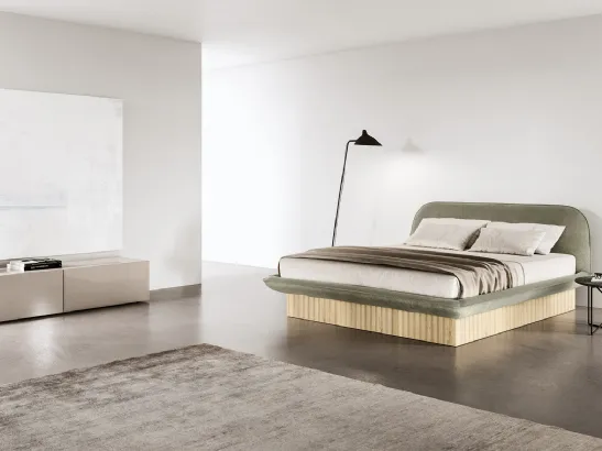 Letto con contenitore rivestito in legno plissettato, caratterizzato da una imbottitura soffice dai bordi stondati Plica di Presotto