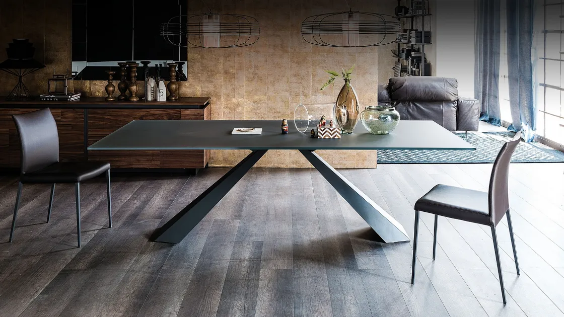 Tavolo con piano in vetro verniciato graphite e base in acciaio Eliot di Cattelan Italia