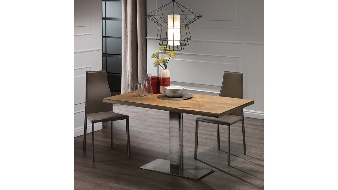 Tavolo con base in acciaio e piano in legno di noce Elvis Wood di Cattelan Italia
