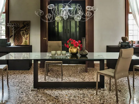 Tavolo con base in noce canaletto e piano in cristallo Monaco di Cattelan Italia
