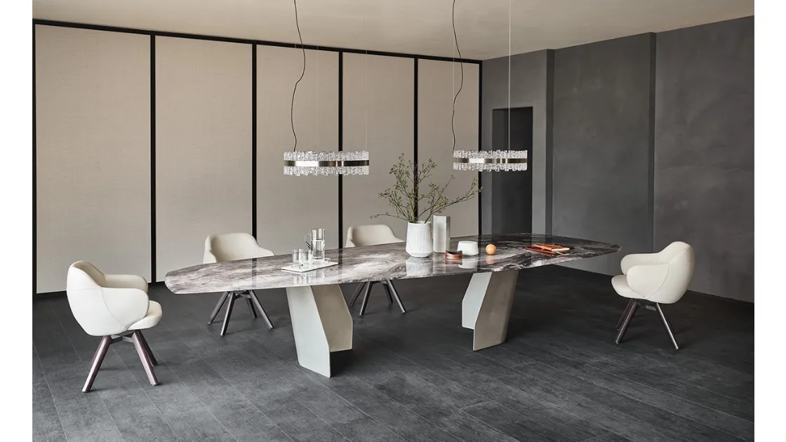 Tavolo in cristallo con stampa artistica e piano irregolare in metallo Senator di Cattelan Italia