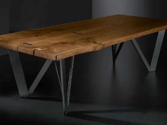 Tavolo Vero Geometrica con top in legno massello e gambe in metallo di Arte Brotto