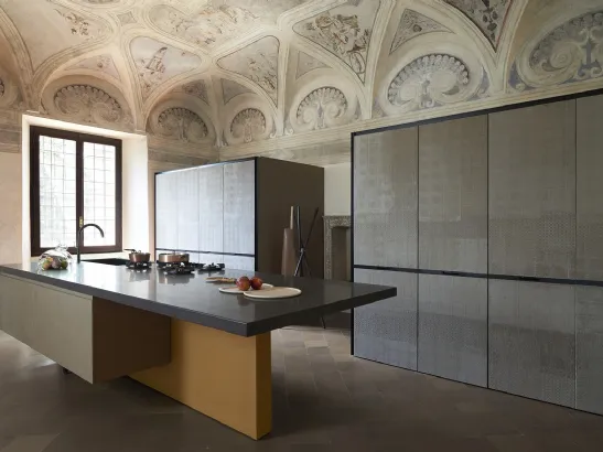Cucina Design Estivale 01 in laccato con top in marmo Nero di Key Cucine