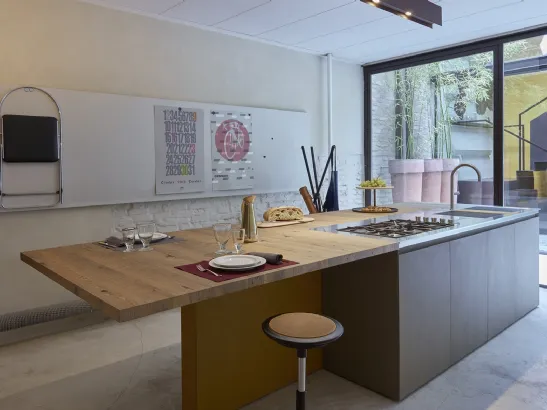 Cucina Design con isola Estivale 02 in laccato con top in Rovere e Acciaio di Key Cucine