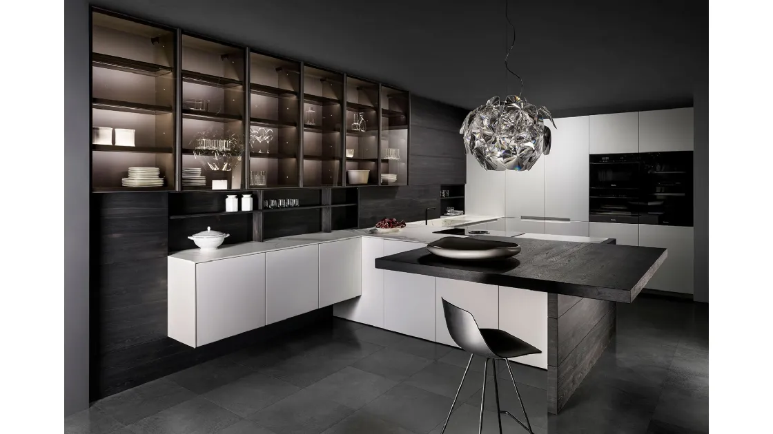 Cucina Design con penisola Extra in laccato opaco e banco snack in Rovere ossidato di Key Cucine