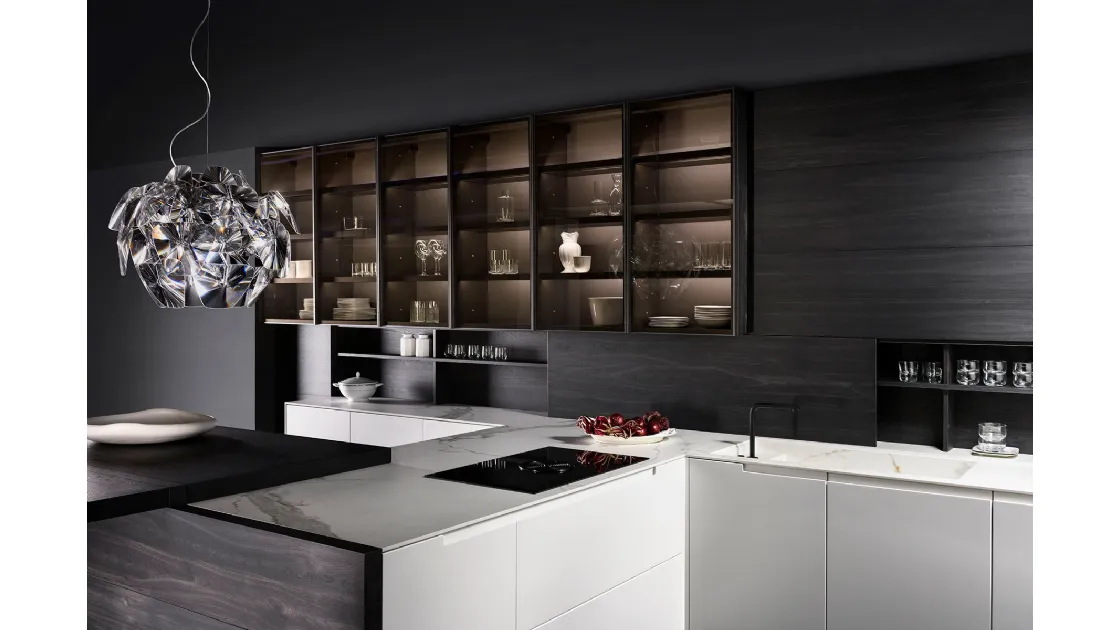 Cucina Design con penisola Extra in laccato opaco e top in gres finitura Carrara di Key Cucine