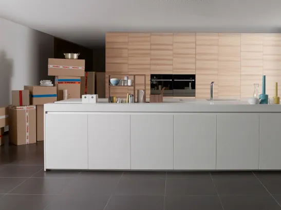 Cucina Design in Noce Canaletto con isola in materiale ecologico Swanstone Inside di Key Cucine