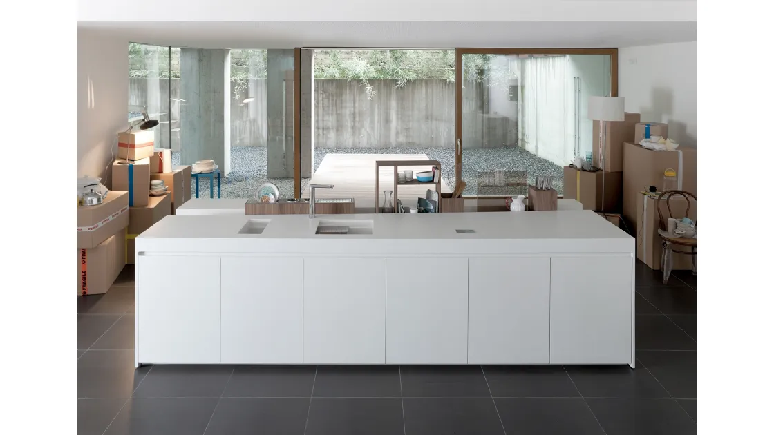 Cucina Design con isola Bianca in materiale ecologico Swanstone Inside di Key Cucine