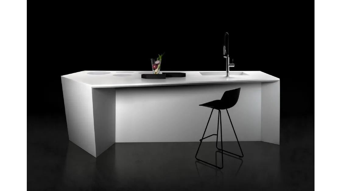 Cucina Design a isola dalla forma irregolare e scultorea Y45 in Corian Bianco di Key Cucine