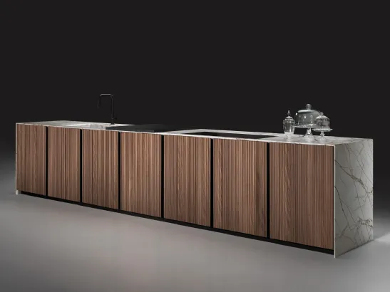 Cucina Design a isola KU45 Stripe in Noce Canaletto con top e fianchi in marmo Melbourne di Key Cucine