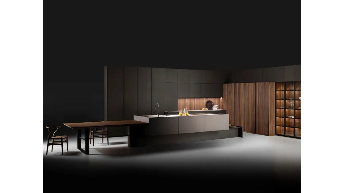Cucina Design con isola Strip in Noce Canaletto e finitura Metallo Liquido di Key Cucine